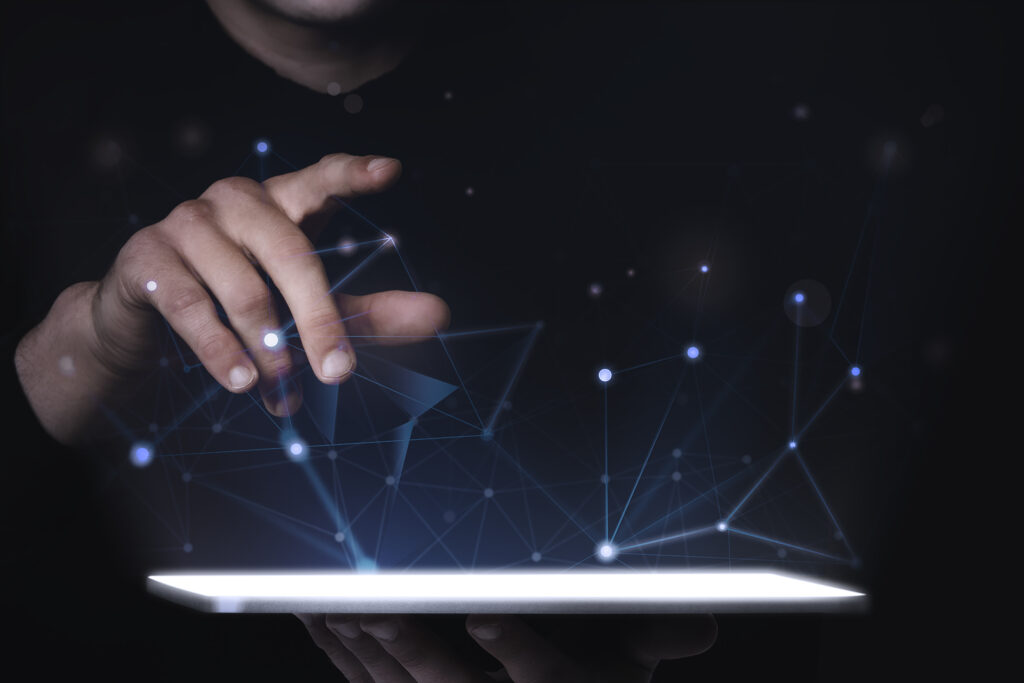 Aplikacje Webowe 1 mezczyzna korzystajacy z inteligentnej technologii makiety cyfrowej tabletu psd